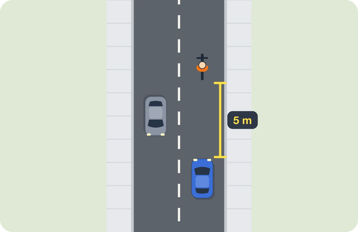 5 m detrás en ciudad. Distancia mínima tras un ciclista que circula por el centro de tu carril en vía urbana.